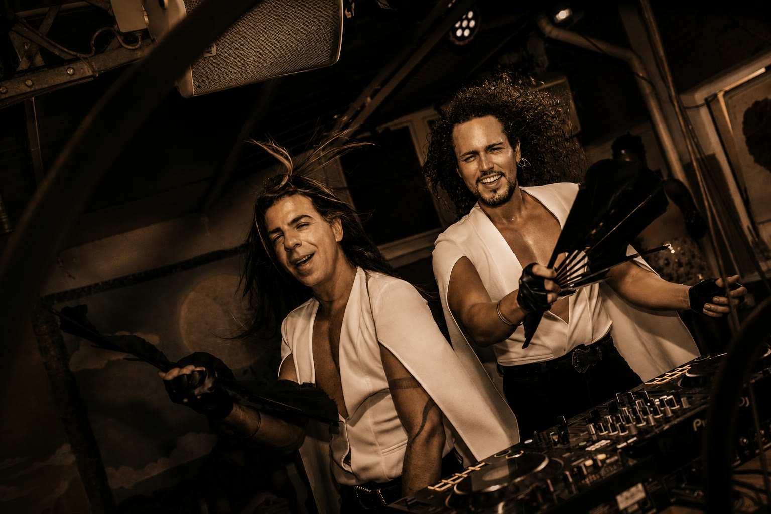 A dupla atrás das pick-ups em luz dourada