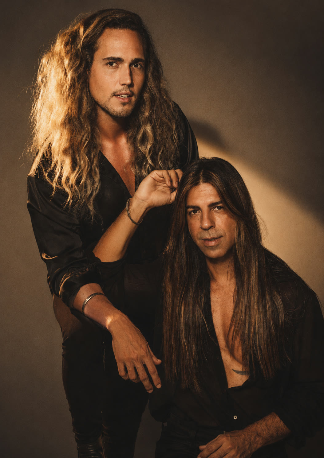 Vini e Zeca em ensaio editorial dourado, camisas de seda preta
