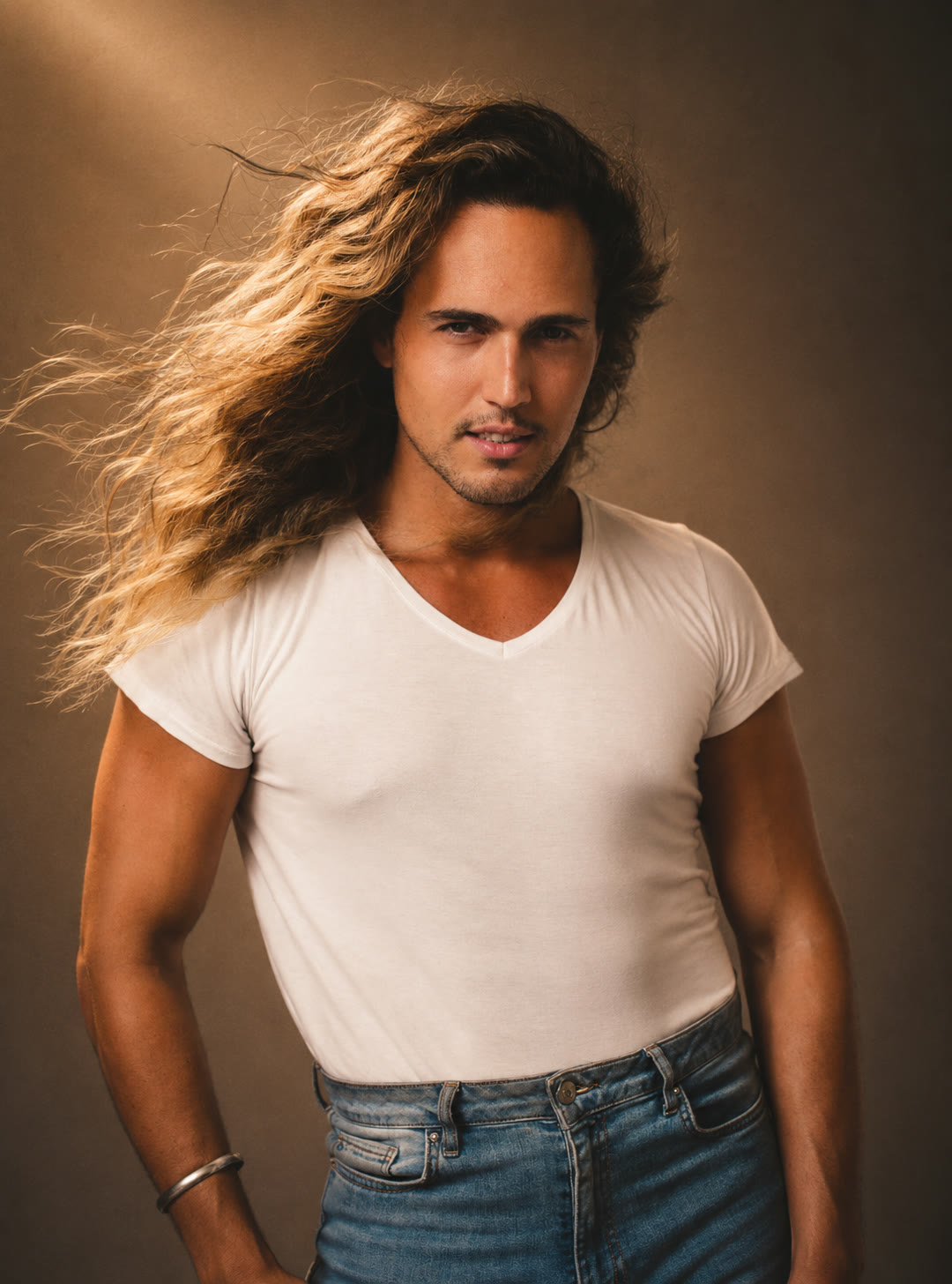 Retrato editorial de um dos artistas da Be Boots, cabelo ao vento